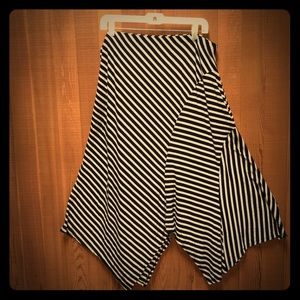 🎉HP!🎉 Chico’s B&W Striped Asymmetrical Skirt